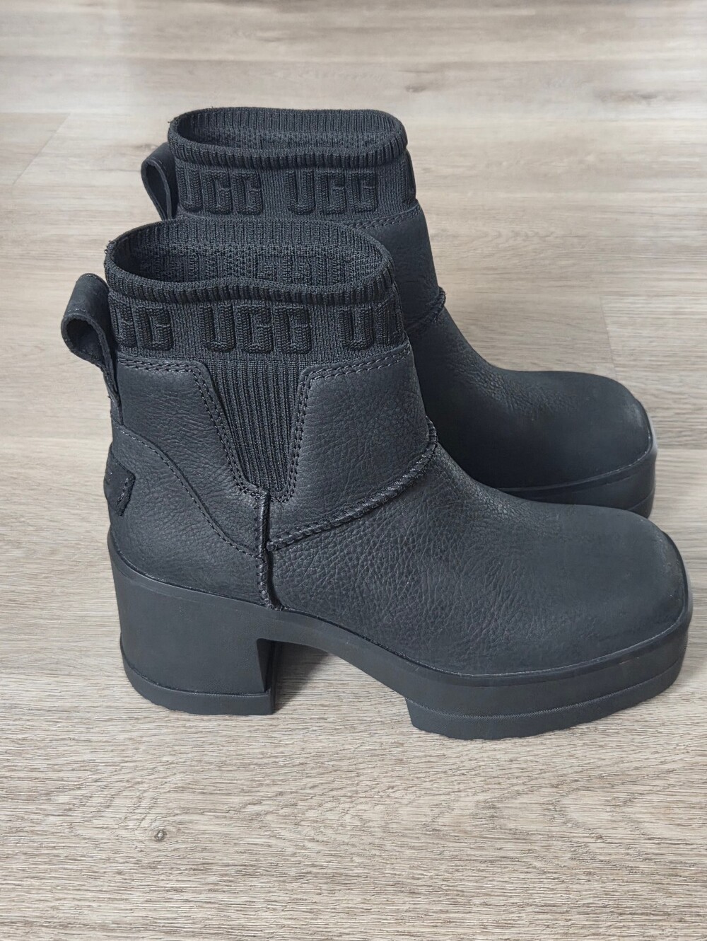 UGG Moxy Chelsea Platform Boots Black Size 6.5 1171475
